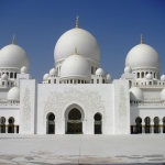 【アブダビ・グランドモスク】時間に余裕があれば、車で約2時間のアブダビで白亜のモスク見学はいかが？女性は服装にご注意！